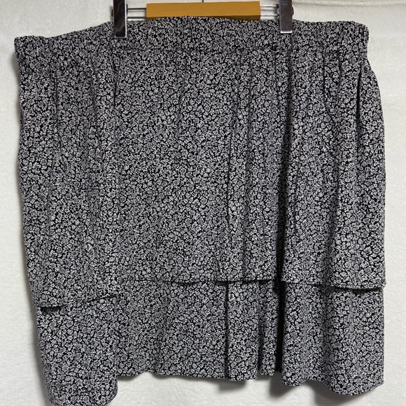 Madewell Women's Skirt- 26W Pull-On Tier Mini True Black Cream Ditzy Floral - Picture 3 of 7